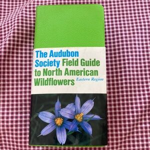 guide of Northern American wildflowers book ( green) over 7 in long 4 in wide